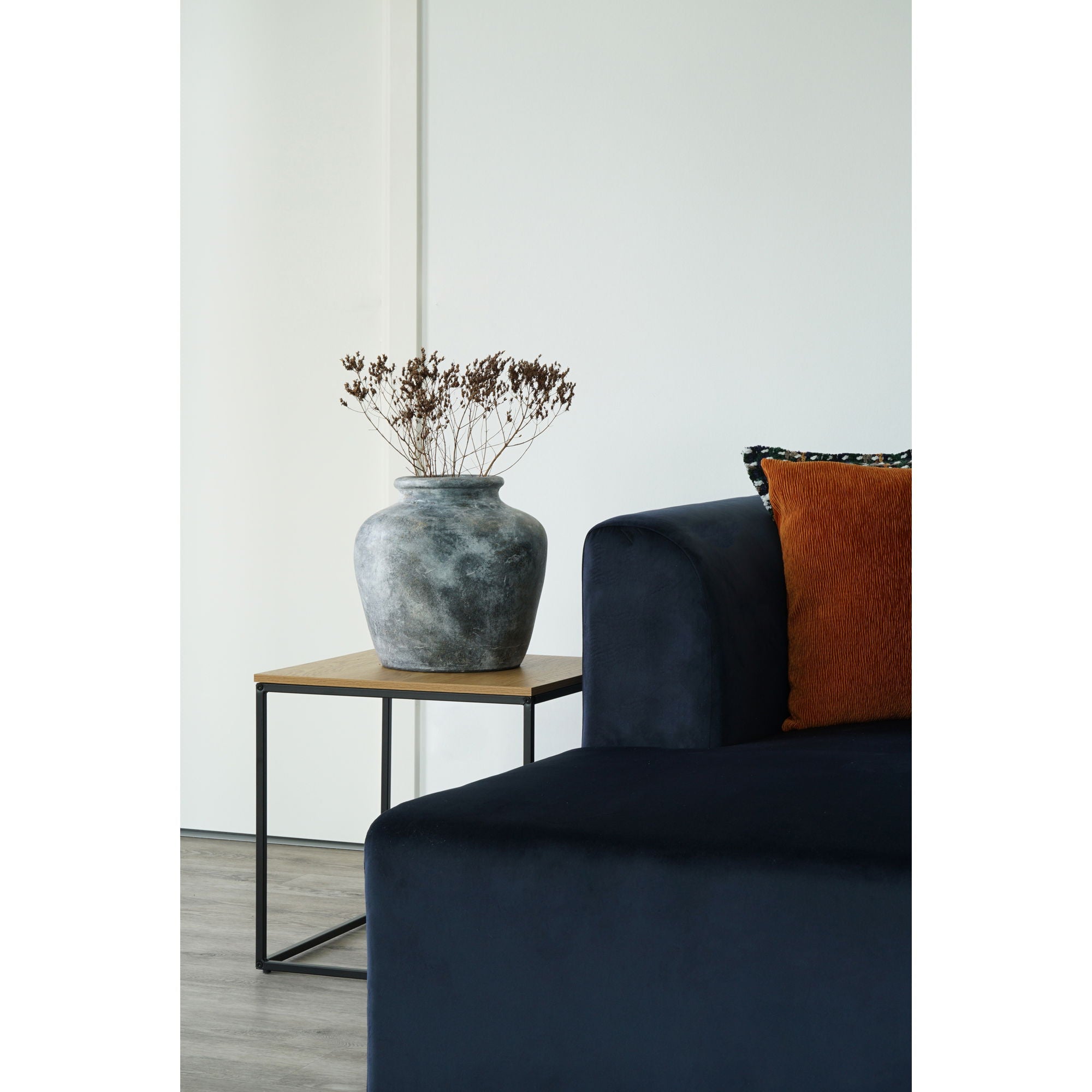 Vita – Beistelltisch in Eichenoptik mit schwarzem Gestell 45×45×45 cm