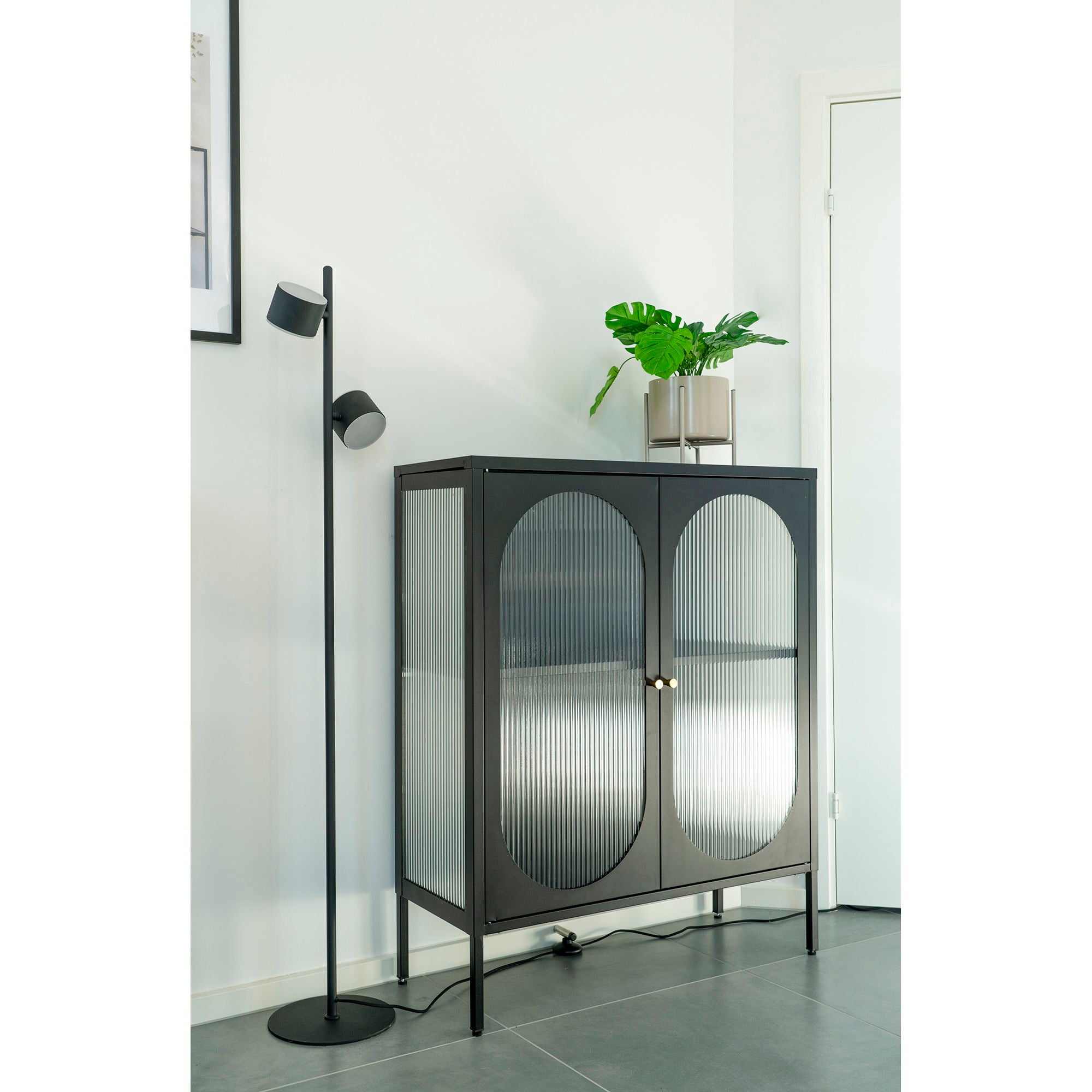 Adelaide Vitrine – Stahl & Glas, 2 geriffelte Glastüren, Schwarz, 90 × 35 × 110 cm