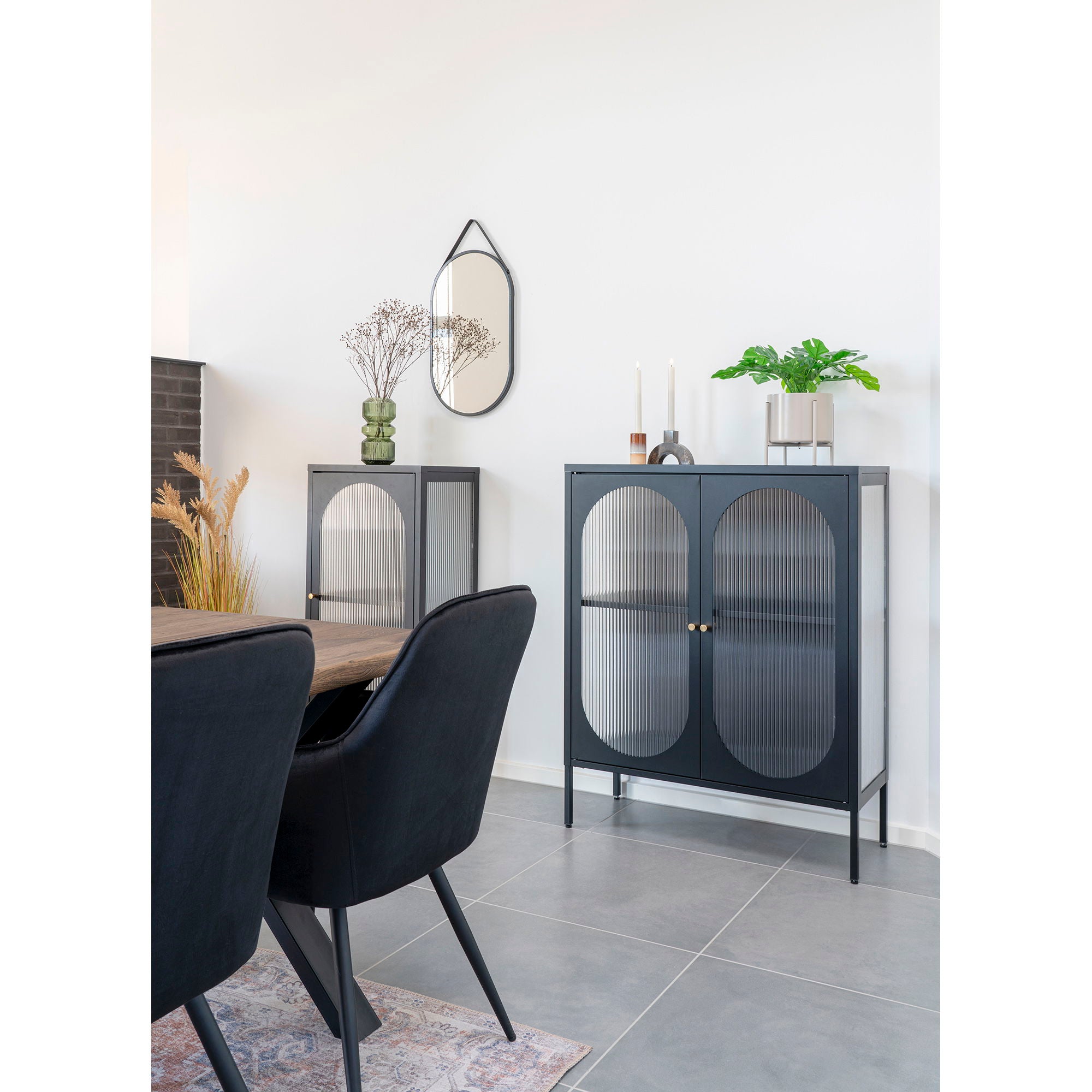 Adelaide Vitrine – Stahl & Glas, 2 geriffelte Glastüren, Schwarz, 90 × 35 × 110 cm