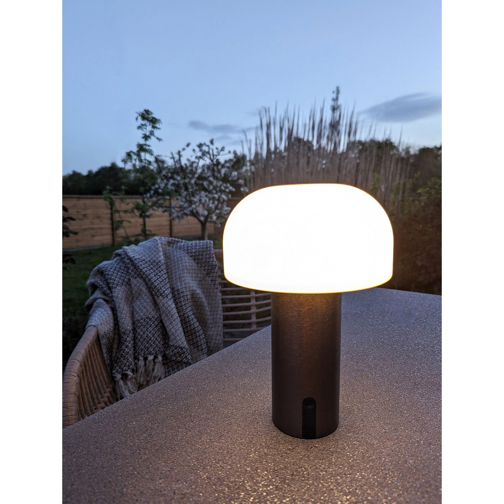 Soham LED Lampe – weiß/kupfer, PE & Stahl, wiederaufladbar, Ø15×22 cm