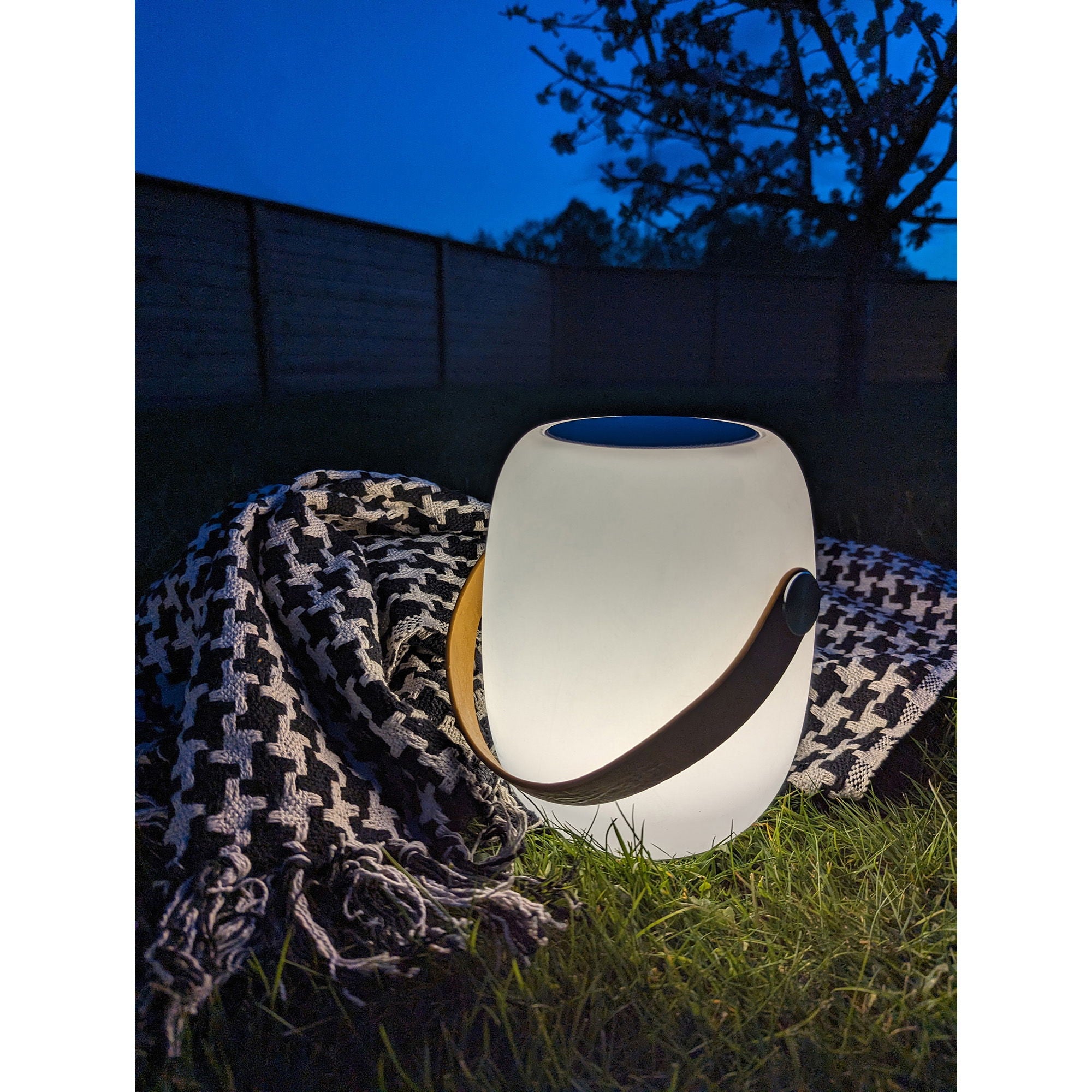 Cardiff LED Lampe – weiß, PE, wiederaufladbar, mit Tragegriff & Bluetooth-Lautsprecher, Ø18×21 cm