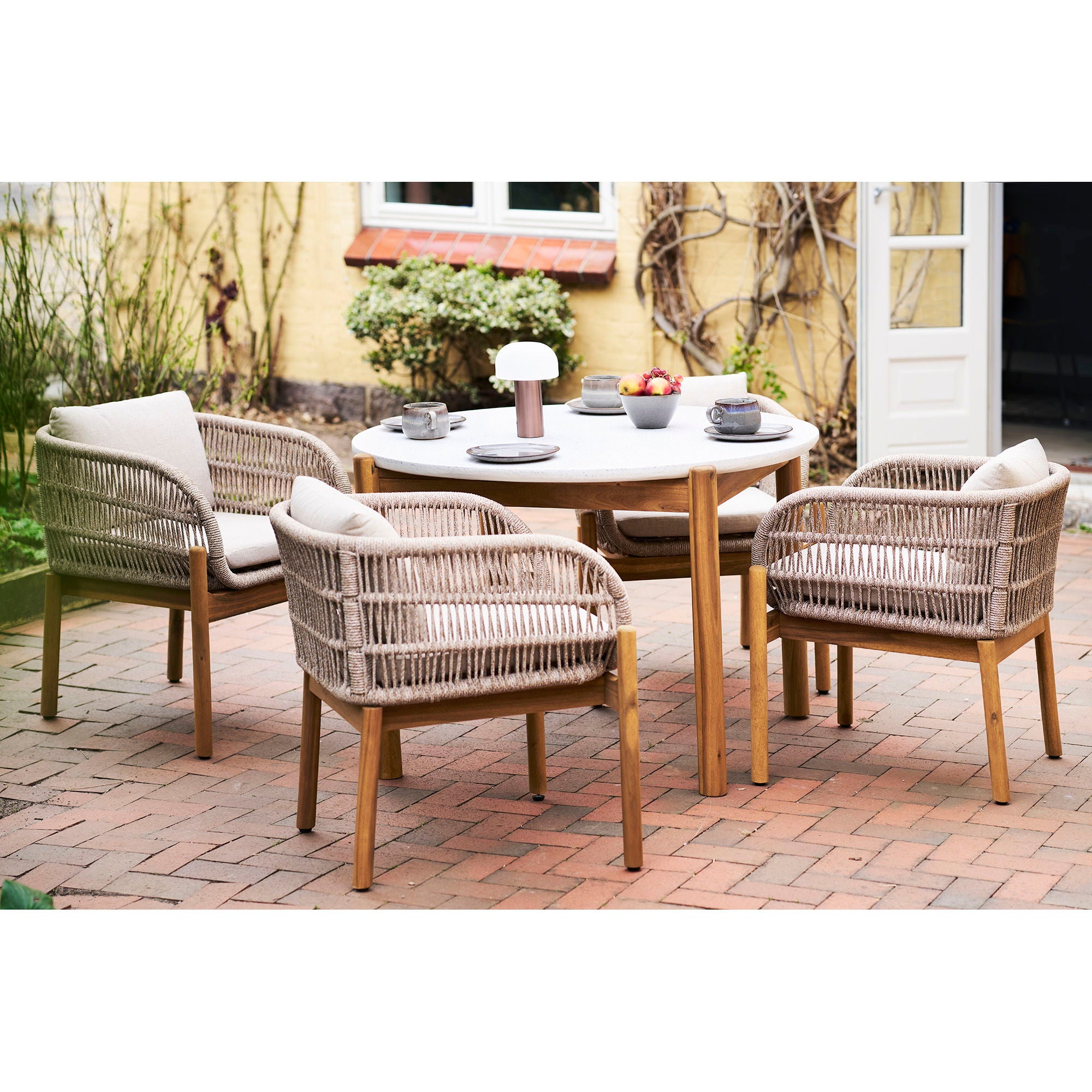 Terracina Esstisch – Ø120 cm, Akazie & Terrazzo, natur