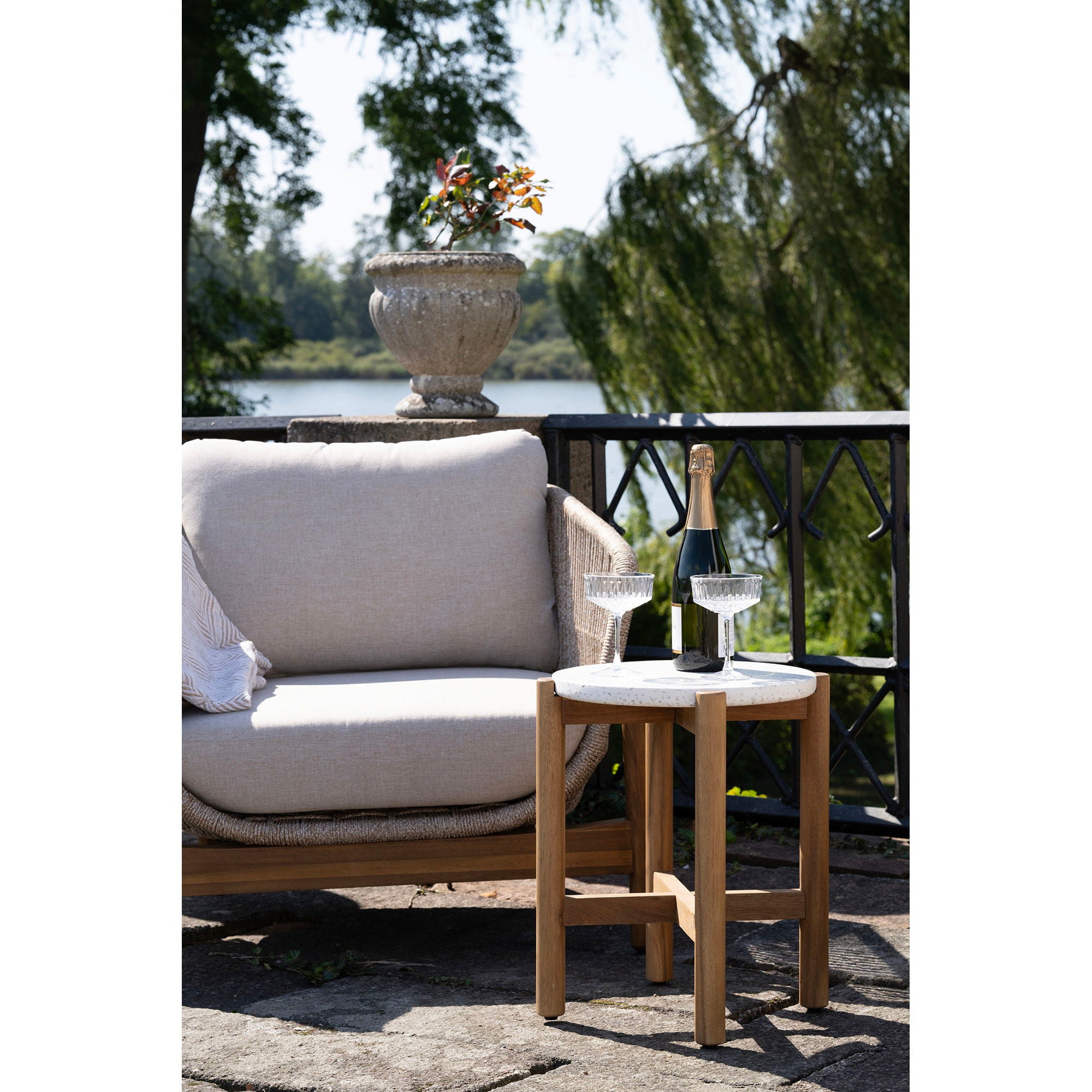 Terracina Beistelltisch – Akazienholz & Terrazzo, natur, Ø37×46 cm