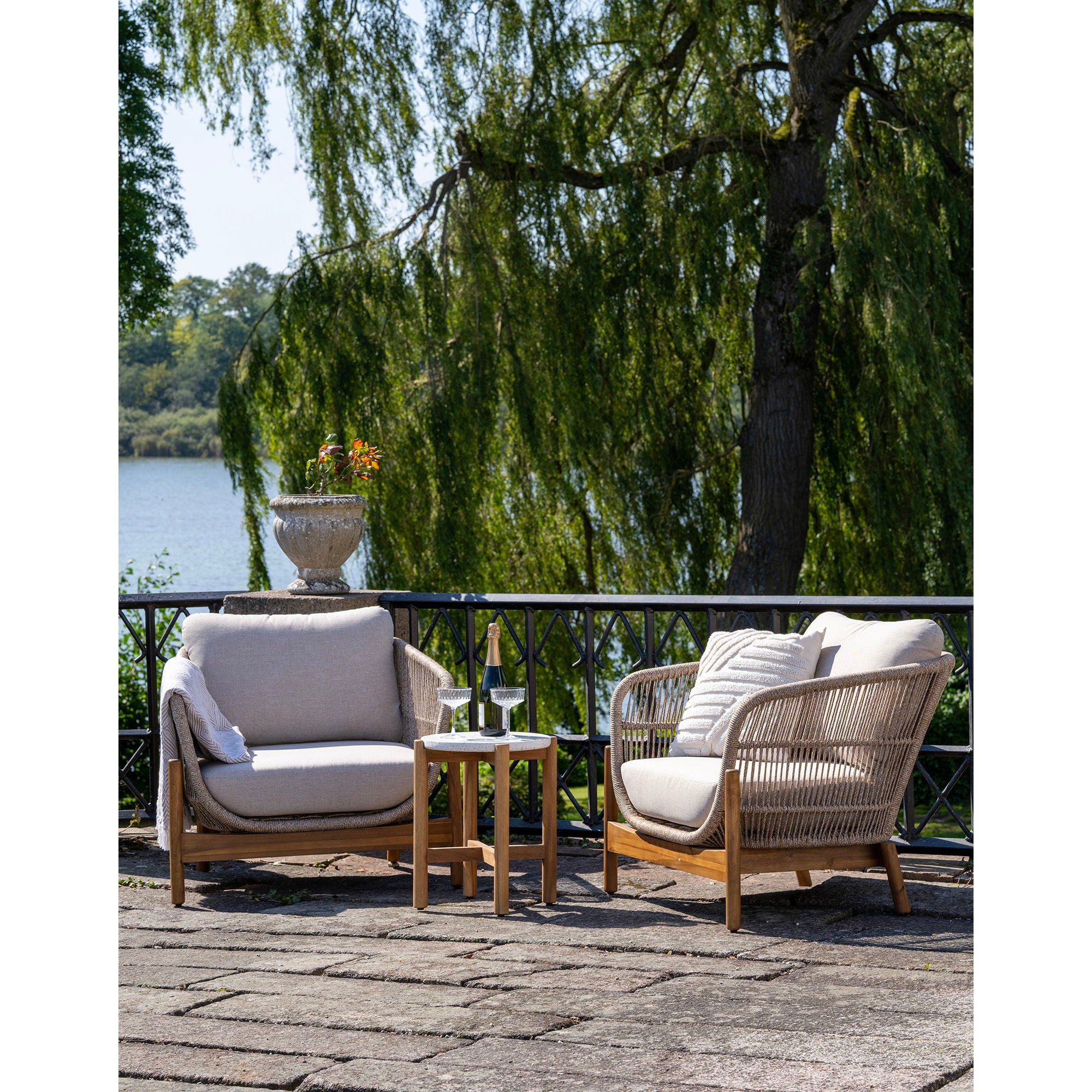 Terracina Beistelltisch – Akazienholz & Terrazzo, natur, Ø37×46 cm