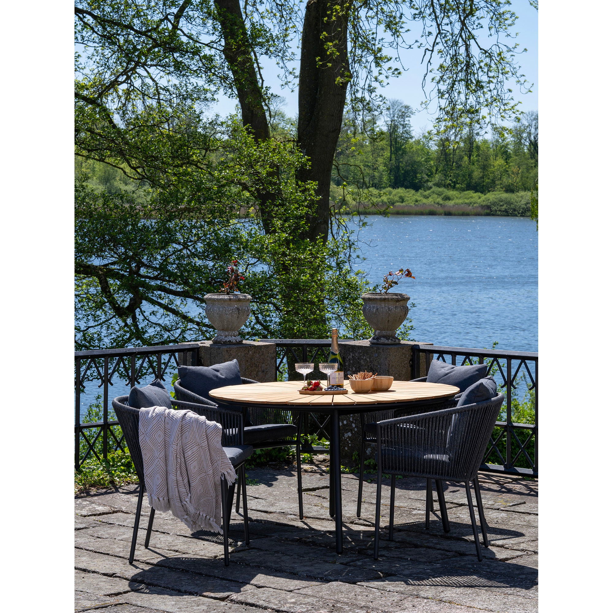 Cleveland – Runder Gartentisch mit Teakholzplatte und Metallbeinen, Natur/Schwarz, Ø130 × 74 cm