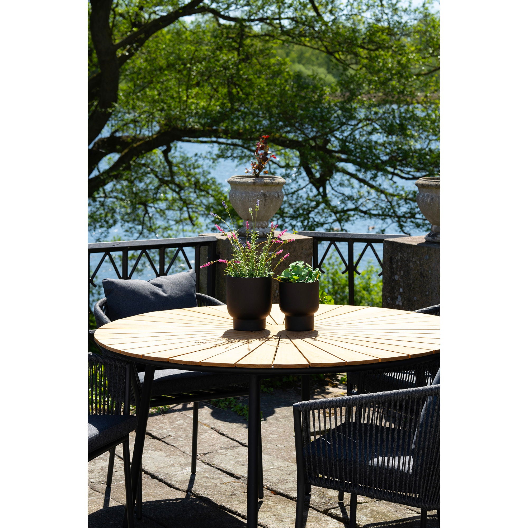 Cleveland – Runder Gartentisch mit Teakholzplatte und Metallbeinen, Natur/Schwarz, Ø130 × 74 cm
